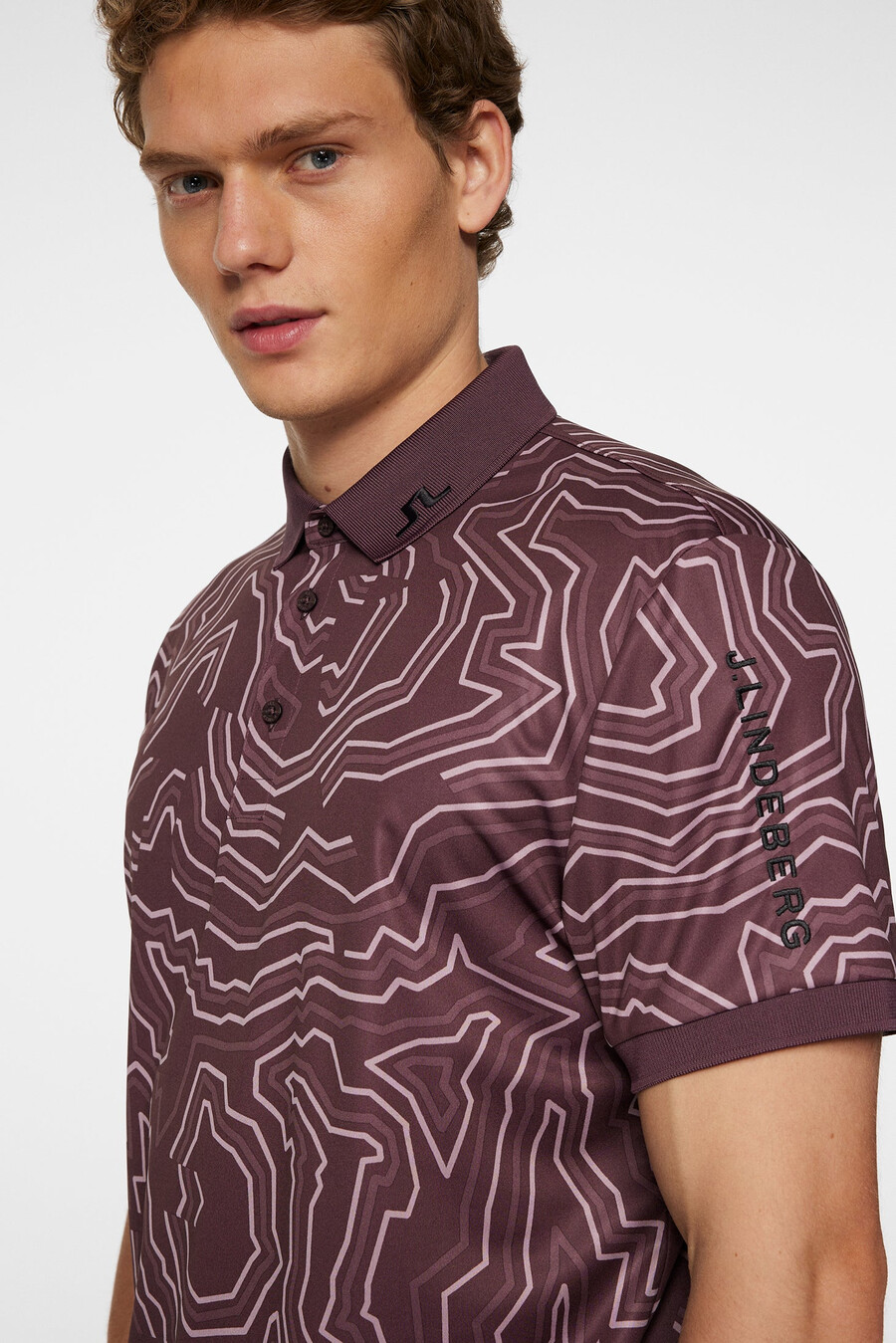 polo con estampado técnico tour