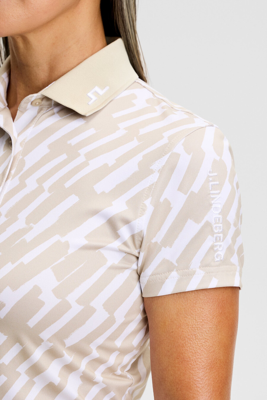 polo con estampado técnico tour