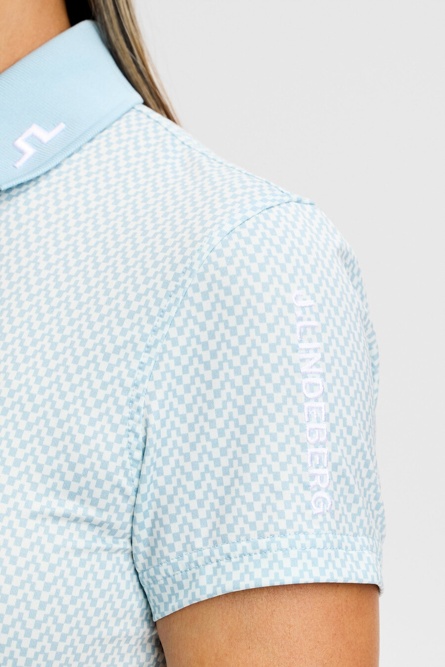 polo con estampado técnico tour
