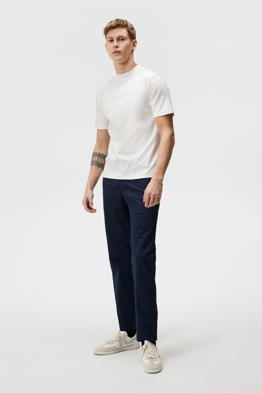 camiseta de cuello alto ace